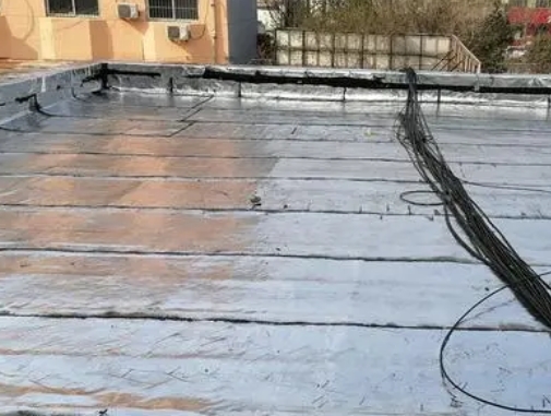 荣昌卫生间漏水维修公司分享下荣昌屋面楼顶防水刚性防水层施工要点。